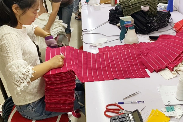 T恤衫橫機領加工現(xiàn)場